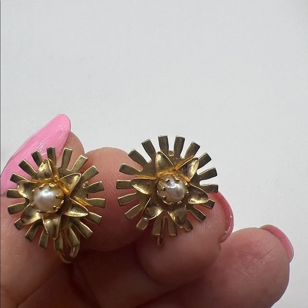 Vintage Gold Sunburst Pearl Screw‑Back Earrings